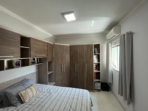 Completa com planejados, piscina e energia solar