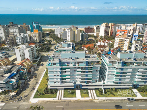 Apartamento 02 dormitórios parcialmente mobiliado em Caiobá