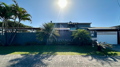 Sobrado em Cohapar, Guaratuba, com 160m², 5 dormitórios, 1 suíte e 2 banheiros. À venda por R$ 890 mil.