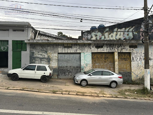 Frente mostrando o prédio direito
