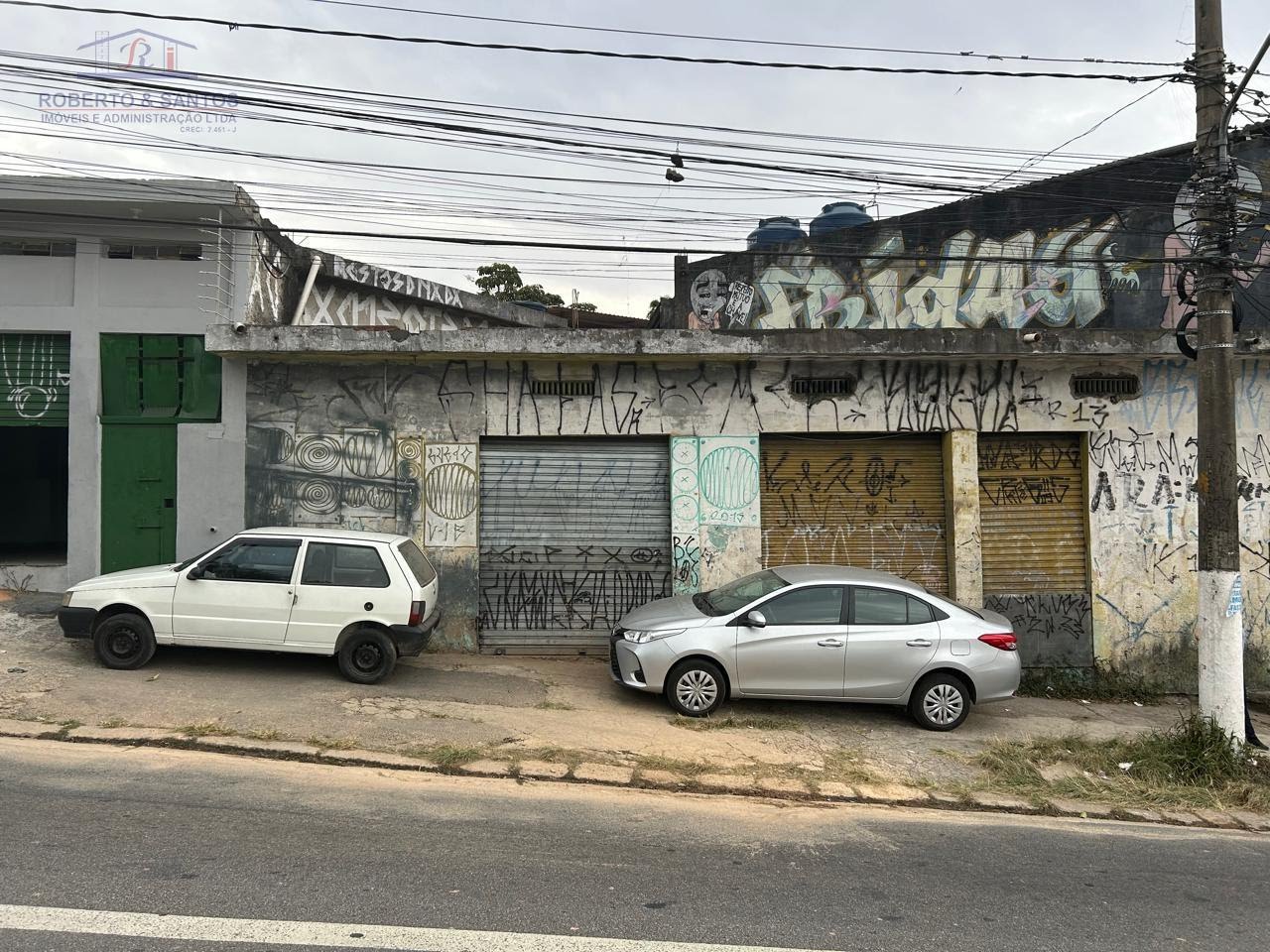 Frente mostrando o prédio direito
