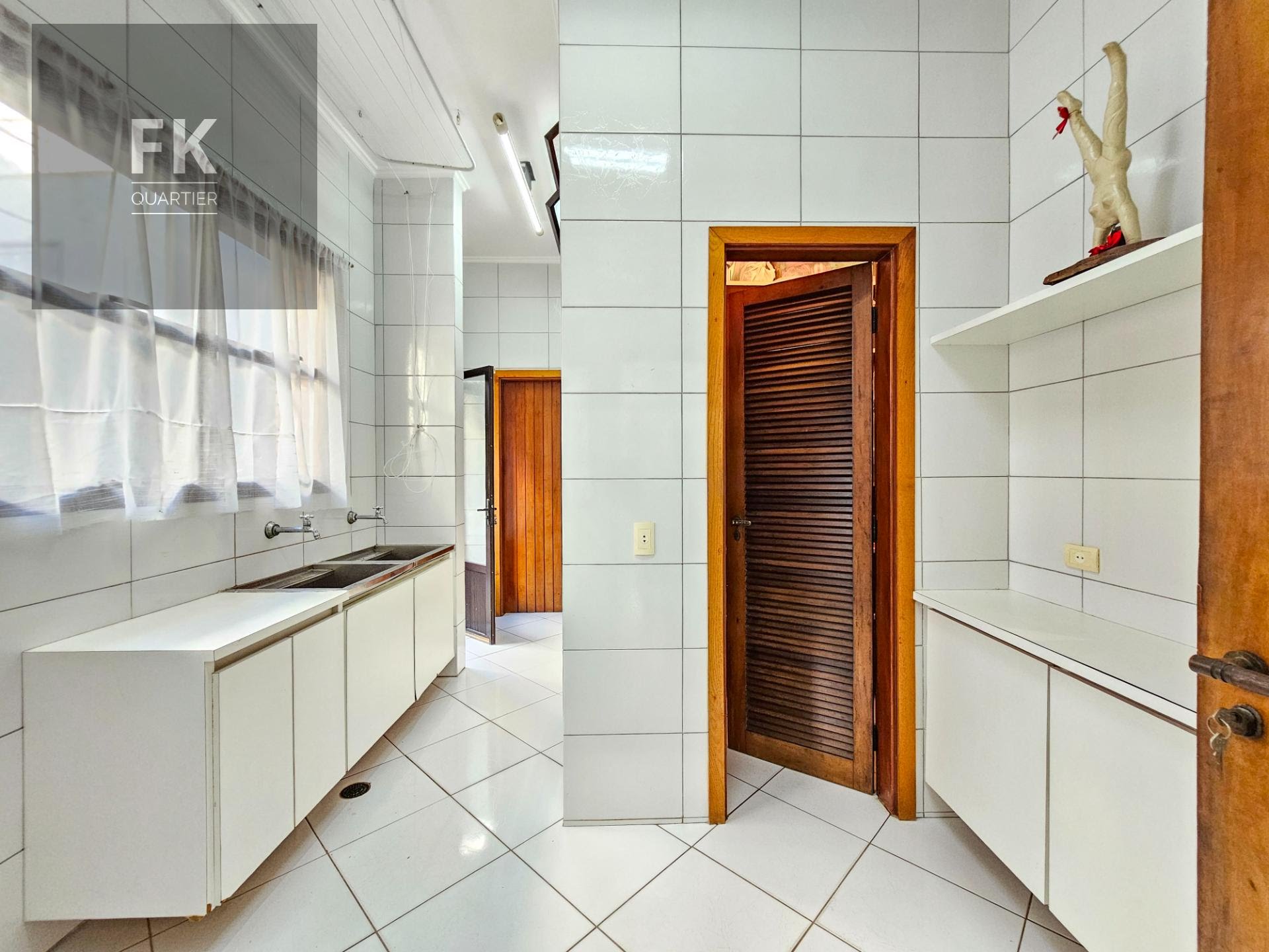 Casa à venda com 3 quartos, 3 suítes, 6 vagas e 350m² no Alphaville Residencial Dois, Barueri (SP) — foto 24 de 30