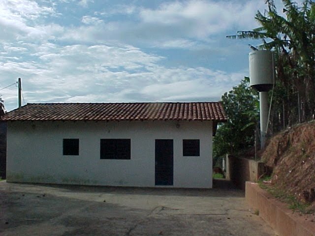 vista lateral da casa com a cx dágua