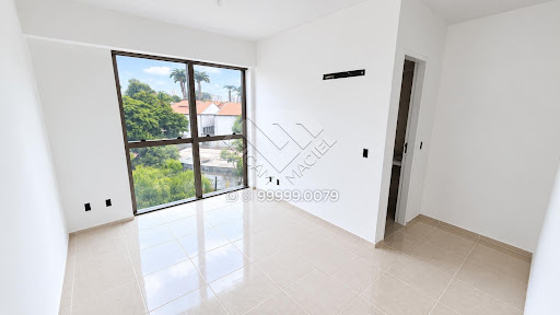 Compre apartamento à venda na Torre, edf. Saint André, com 208m², laser completo, 4 quartos todos suite, 3 vagas de garagem. Agende visita com Leicam Maciel.