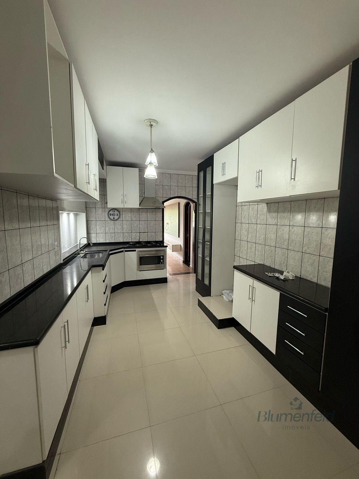 Casa para alugar com 5 quartos, 2 suítes, 4 vagas e 250m² no Vila Arujá, Arujá (SP) — foto 3 de 25
