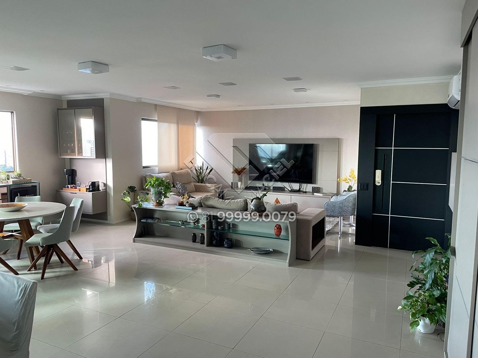 Compre Apartamento com 4 quartos,  4 Suites,  3 Vagas e 208m² na Torre Semi-Mobiliado