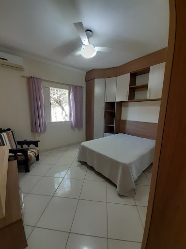 Encante-se com esta excelente casa localizada no Balneário Remanso, em Rio das Ostras, perfeita para quem busca conforto, praticidade e um ótimo espaço para viver bem. Com 125 m² de área útil, o imóve