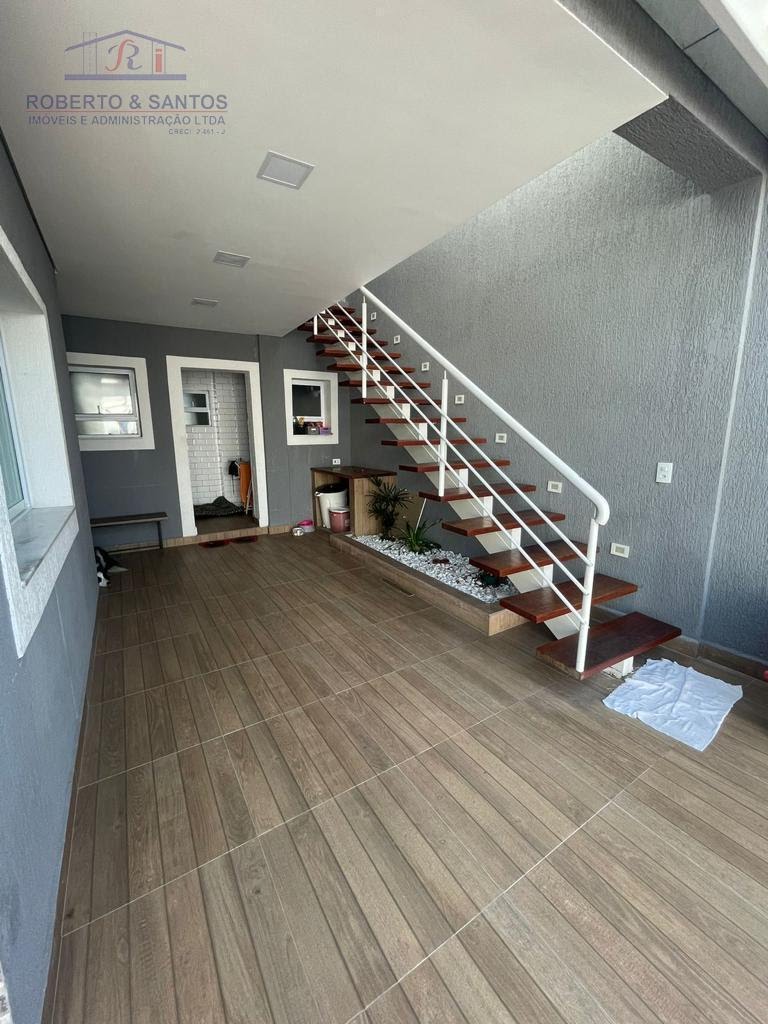 Escadas de acesso e entrada da casa