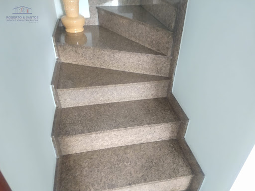 Escadas p dormitórios em granito