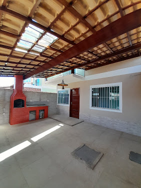 Encante-se com esta excelente casa à venda no Village Rio das Ostras, em Rio das Ostras, perfeita para quem busca conforto, praticidade e um ótimo custo-benefício. Com 87m² de área útil, o imóvel ofer