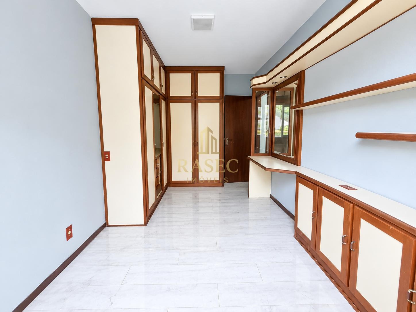 Casa para alugar com 5 quartos, 1 suíte, 2 vagas e 468m² no Centro I, Brusque (SC) — foto 13 de 16