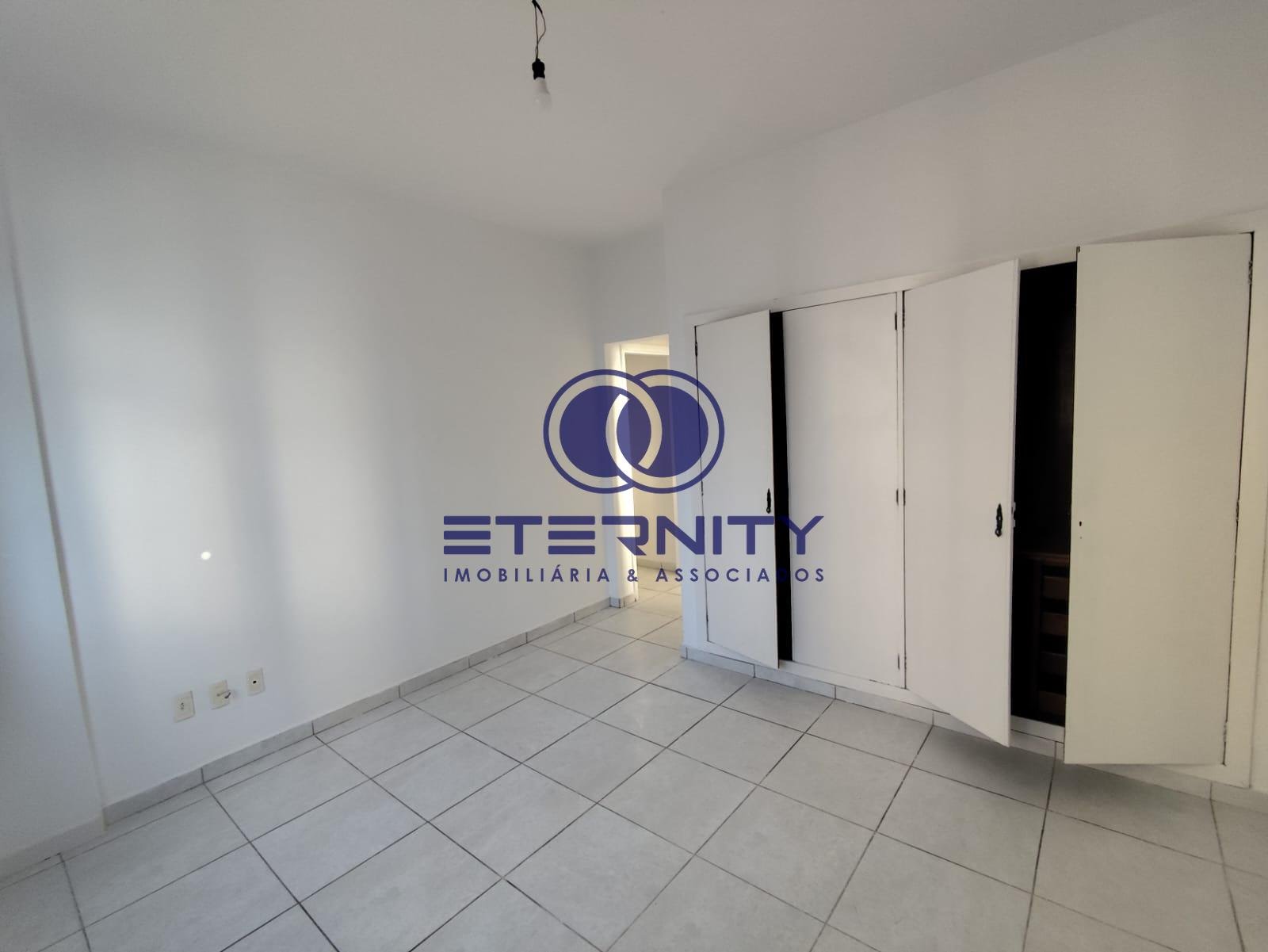 Quarto amplo, iluminado e com armários
