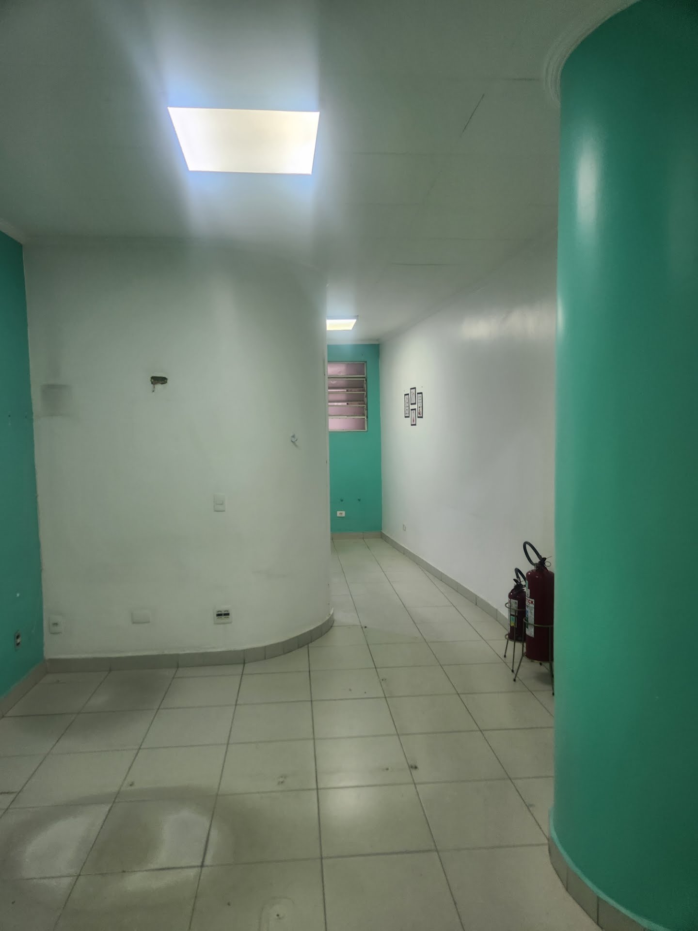 Sala no terreo vista do banheiro pra saida.