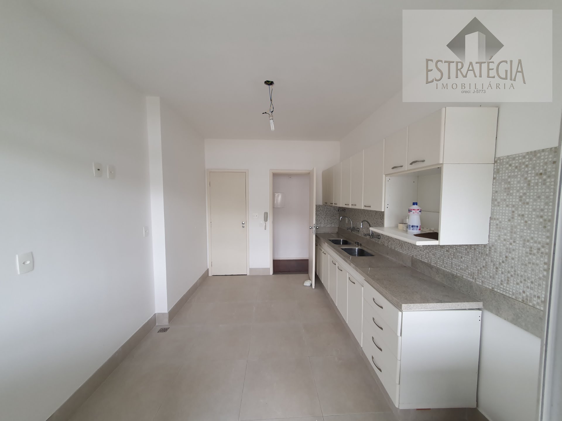 Apartamento à venda com 3 quartos, 1 suíte, 2 vagas e 120m² no Valparaíso, Petrópolis (RJ) — foto 14 de 28