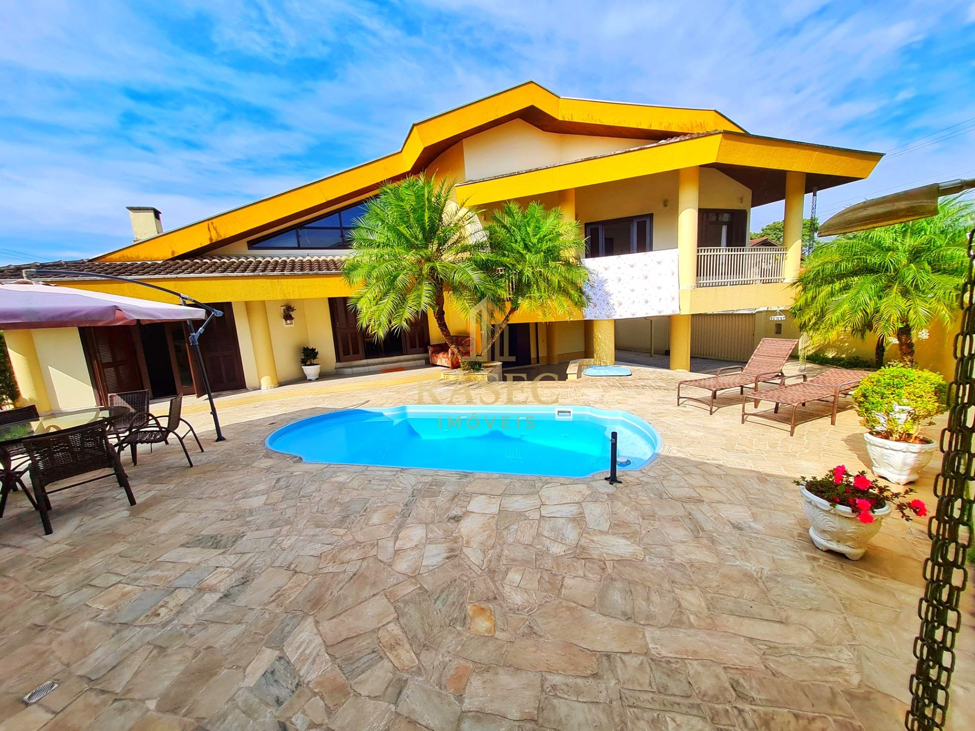 Casa à venda com 5 quartos, 4 banheiros, 4 vagas e 294m² no Centro I, Brusque — foto principal