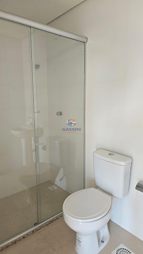 Banheiro social do apartamento, com acabamento funcional e boa distribuição dos espaços.  