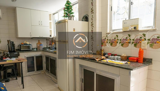 Casa à Venda em Ingá, Niterói: 4 Dormitórios por R$980.000