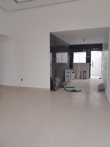 Encante-se com esta excelente casa localizada no Jardim Campomar, em Rio das Ostras, perfeita para quem busca conforto, praticidade e qualidade de vida. Com ambientes bem distribuídos e uma planta fun