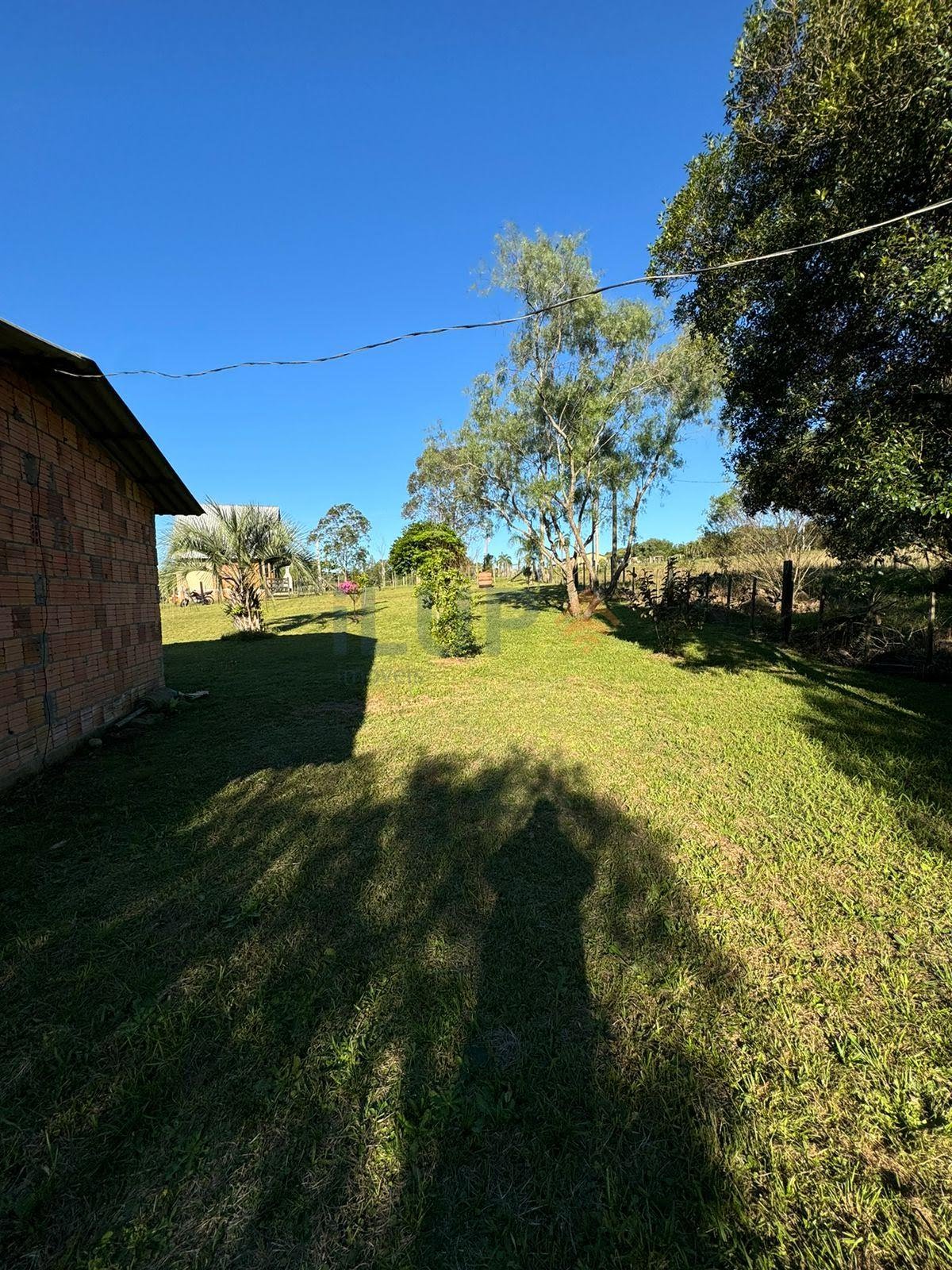 lateral da casa.