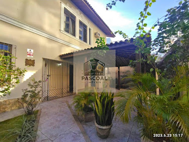 Casa à Venda no Centro de Campos: 4 Suítes, 198m², R$649mil