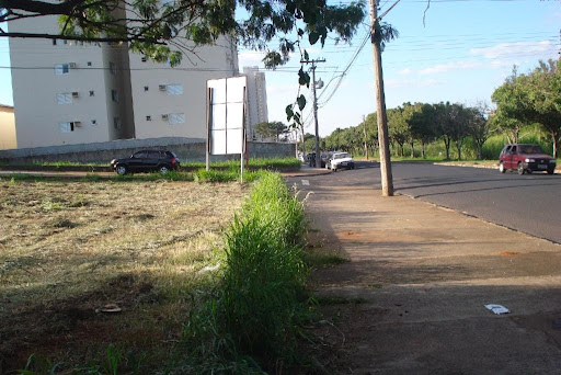 Frente para a Avenida JK