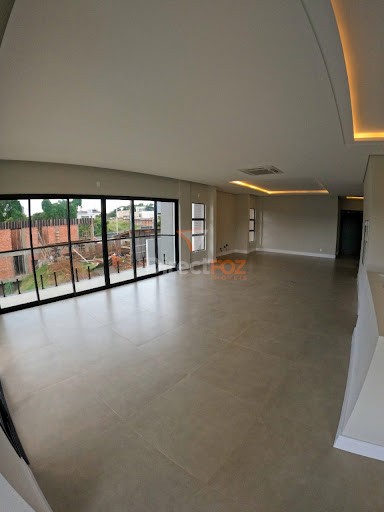 Triplex com elevador a venda no condomínio Porto Madeiro em Foz do Iguaçu. 