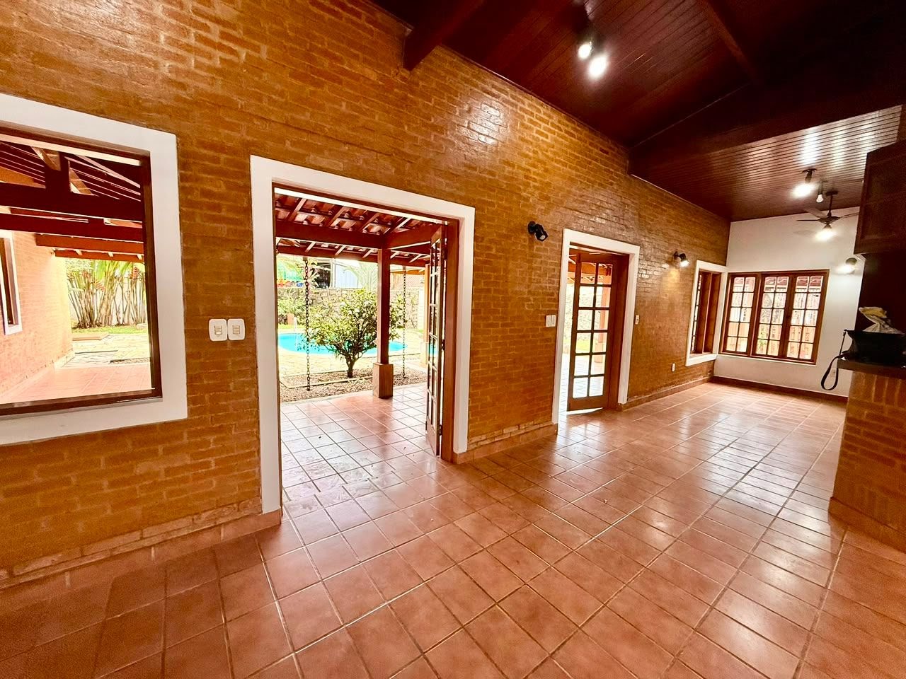 Casa à venda com 3 quartos, 3 banheiros, 4 vagas e 900m² no Jardim Carolina, Ubatuba (SP) — foto 5 de 17