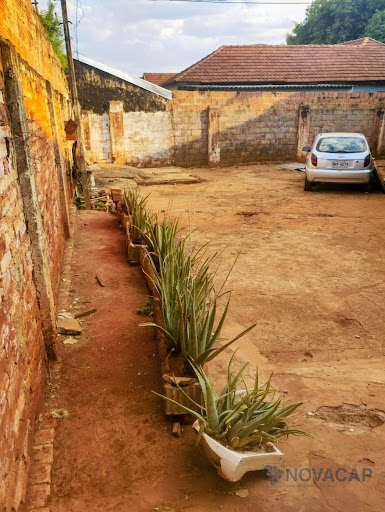 Área construída: casa e varanda: 145 metros quadrados. Obs: casa é geminada. Área total do terreno: 650 metros quadrados. Informações adicionais : faz fundo com a esplanada ferroviária e futuro prolon