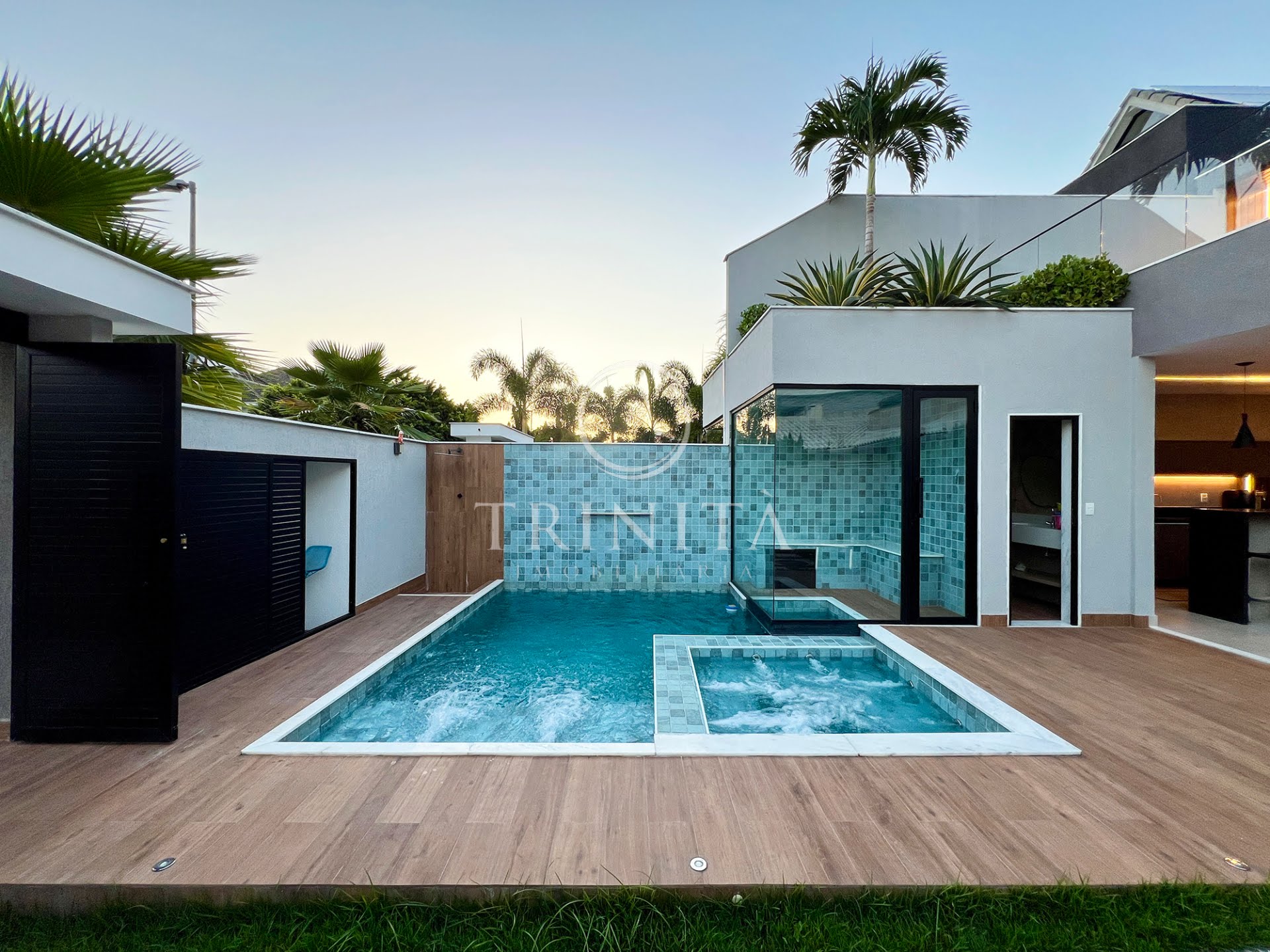 Piscina com hidro da casa à venda no condomínio Green Place no Recreio