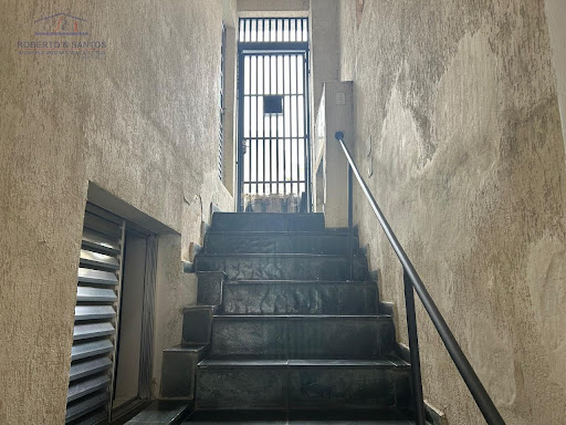 Escadas de acesso a casa do meio e baixos