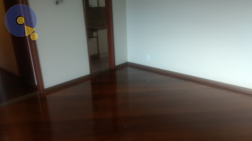 ampla sala com piso de madeira