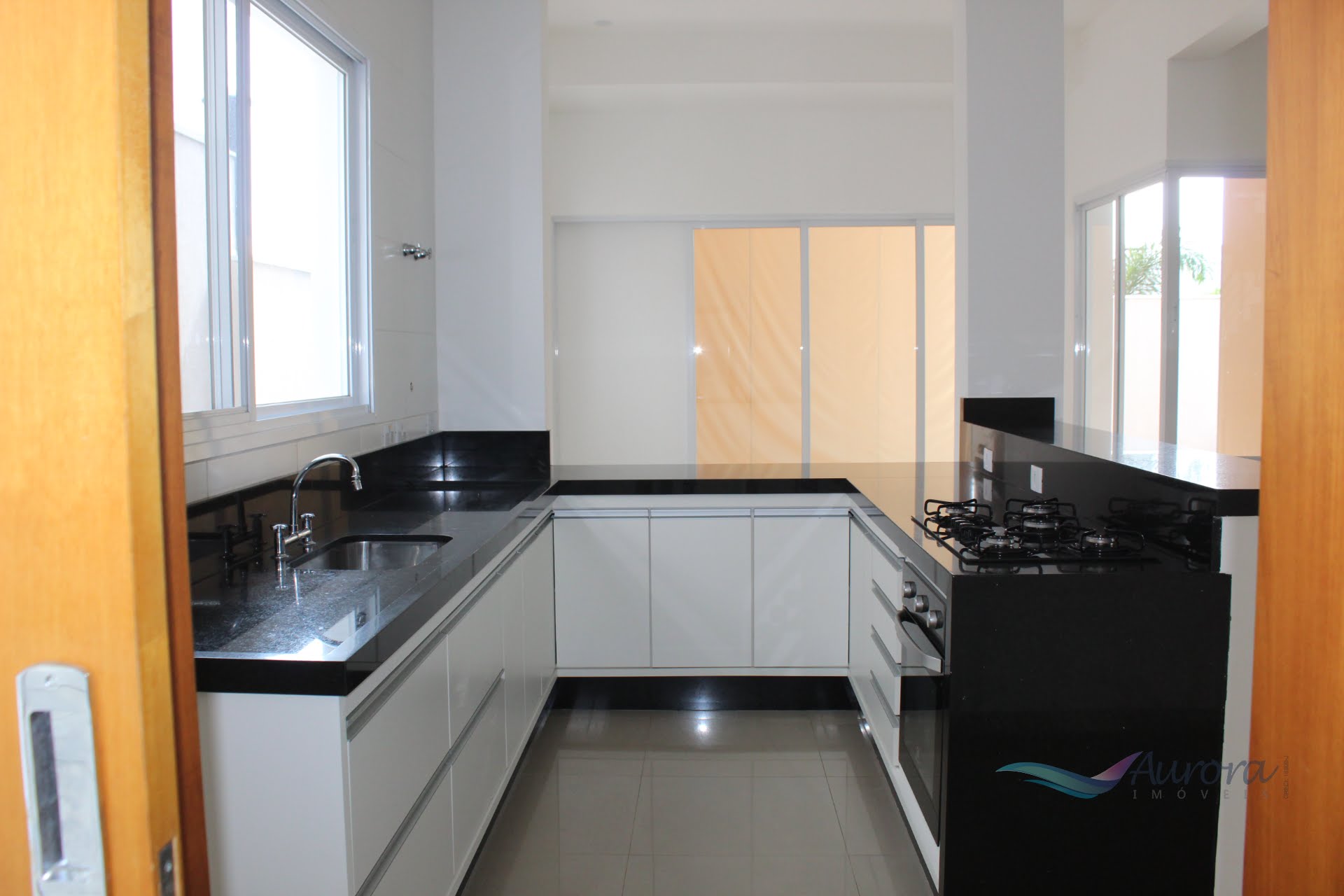 Cozinha com cooktop e forno