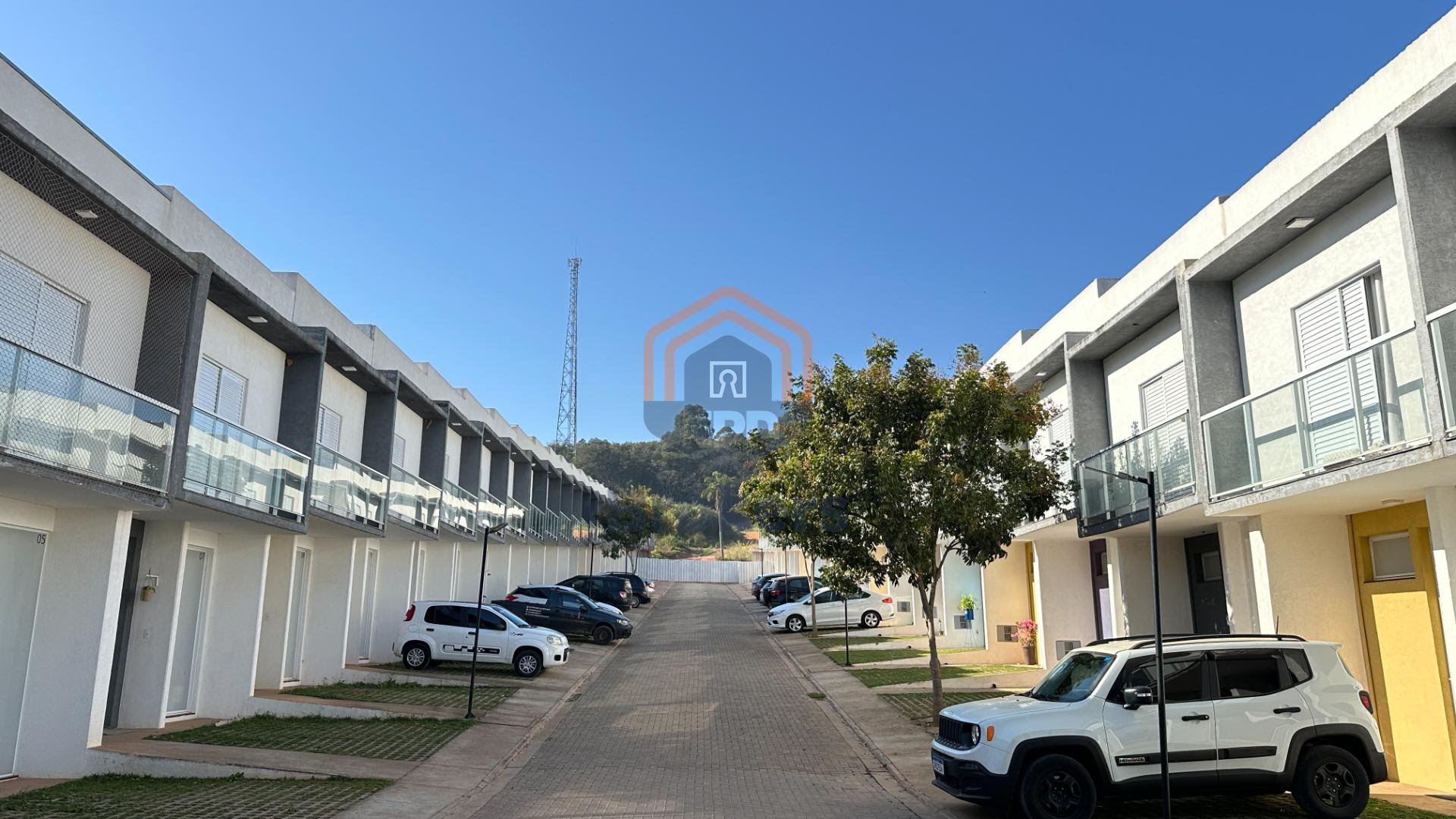 Vista principal ao adentrar ao condomínio 
