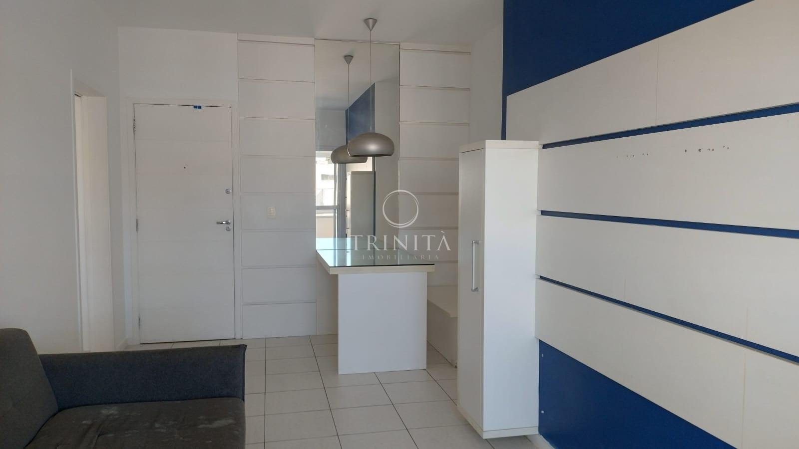 sala de estar arejada , ventilada e bem iluminada