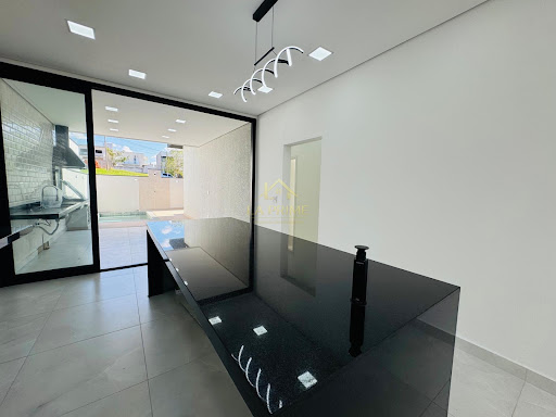Casa de condomínio em Cajuru do Sul - Sorocaba, SP - 03 Dormitórios - 03 Suites - 04 Banheiros - 04 Vagas - Piscina