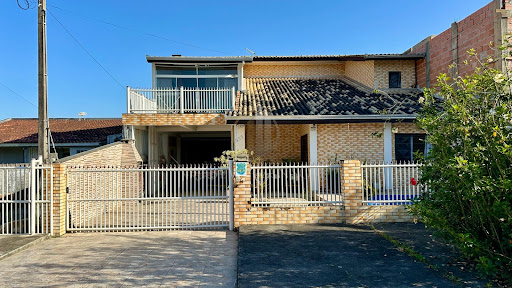 Sobrado à venda em Guaratuba: 3 quartos e 251m² com piscina