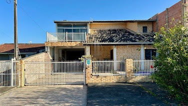 Sobrado à venda em Guaratuba: 3 quartos e 251m² com piscina