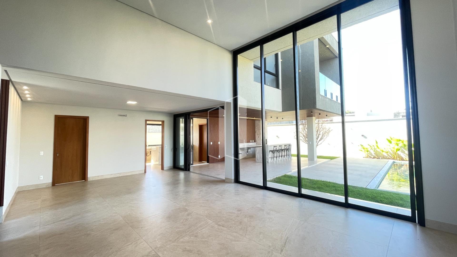 Casa à venda com 4 quartos, 4 suítes, 4 vagas e 369m² no Jardins França, Goiânia (GO) — foto 7 de 30