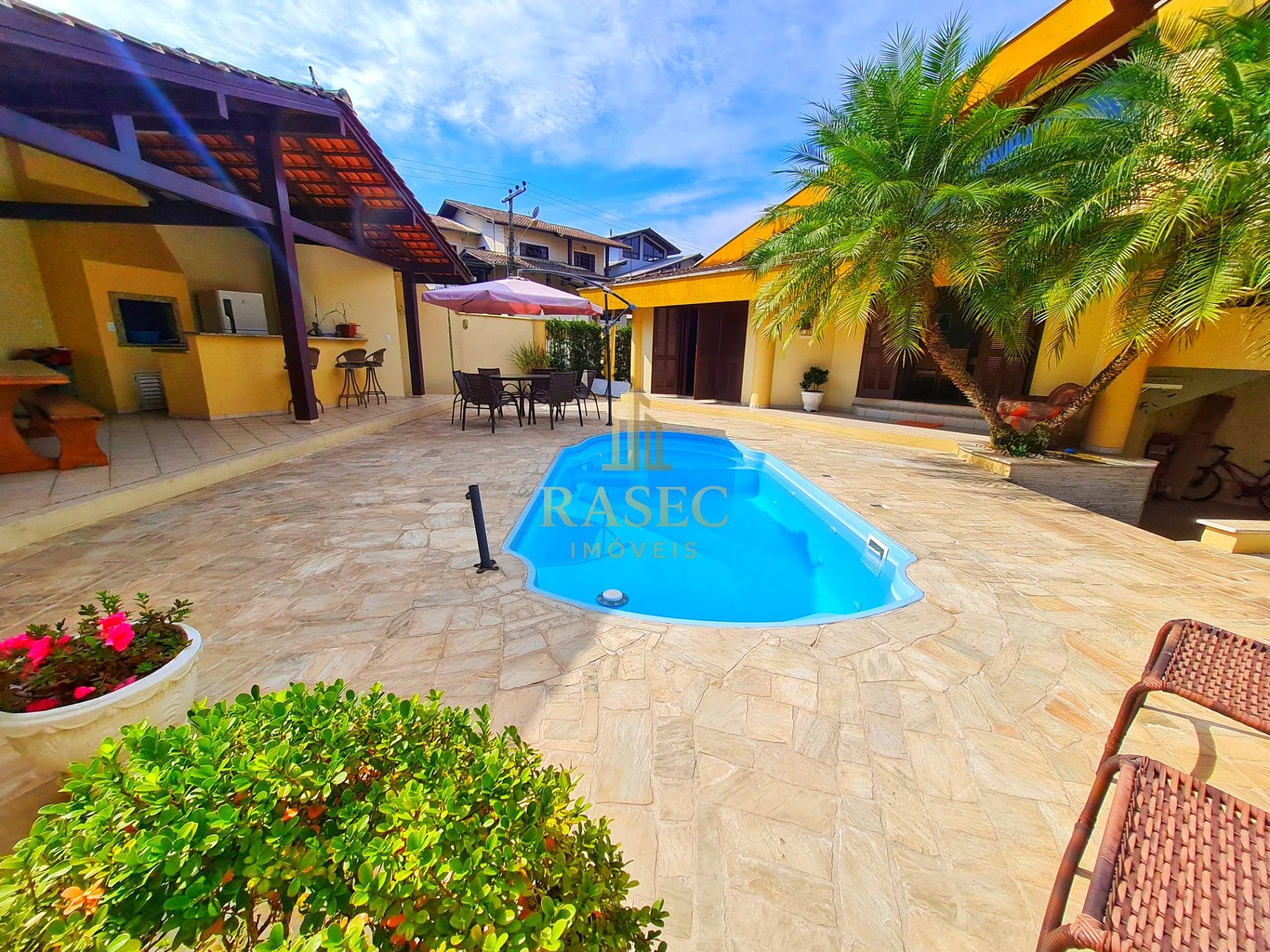 Casa à venda com 5 quartos, 1 suíte, 4 vagas e 294m² no Centro I, Brusque (SC) — foto 2 de 19