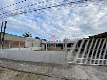 Casa com terreno amplo à venda e financiável em Matinhos