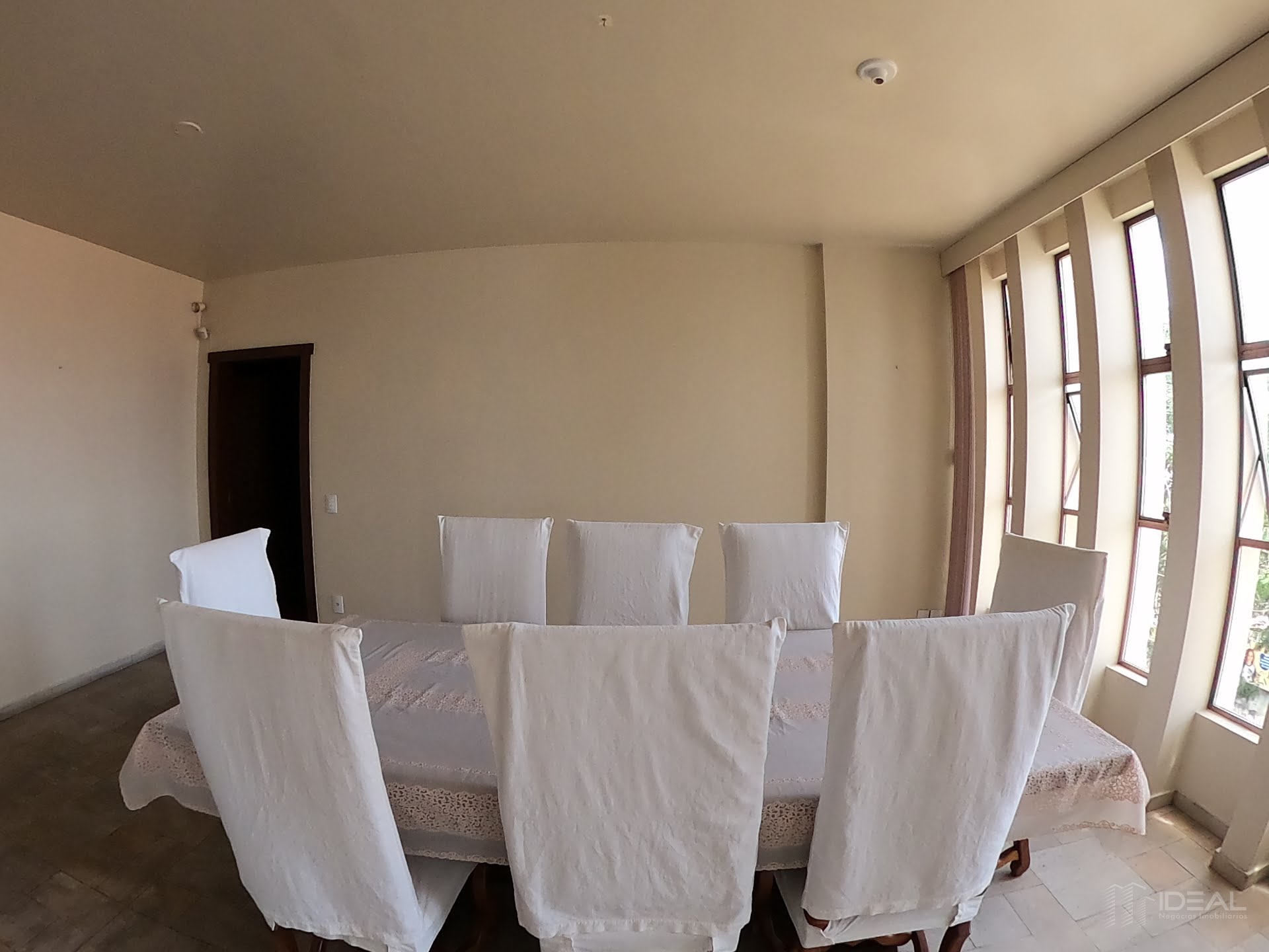 Apartamento à venda com 4 quartos próximo ao CENSA no Centro de Campos dos Goytacazes, RJ.