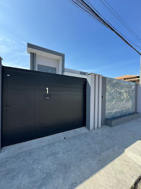 Encante-se com esta casa localizada no bairro Enseada, em Rio das Ostras, perfeita para quem busca conforto, praticidade e qualidade de vida em uma das regiões mais desejadas da cidade. Com 75m² de ár