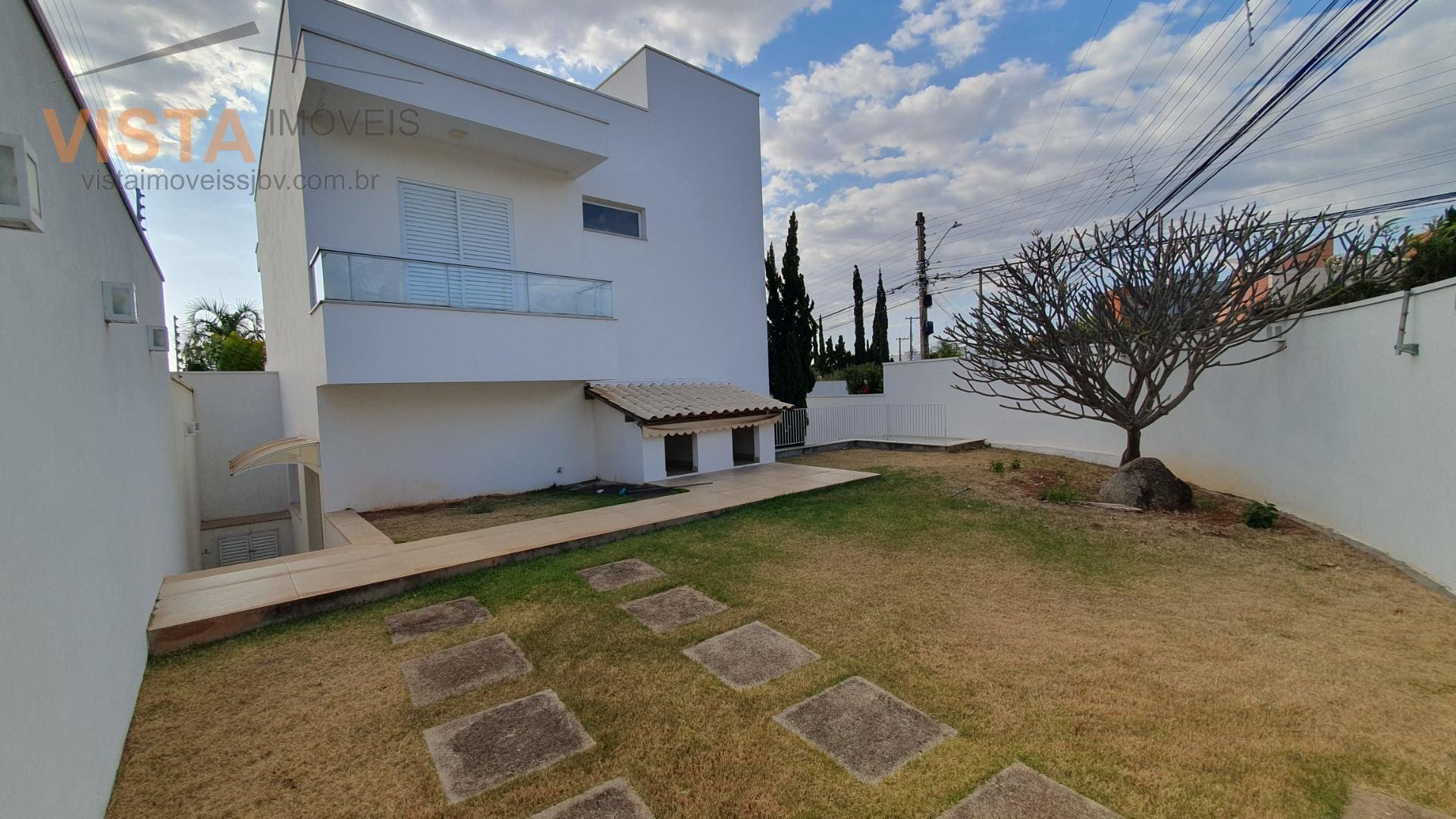 QUINTAL COM CANIL / GARAGEM DESCOBERTA
