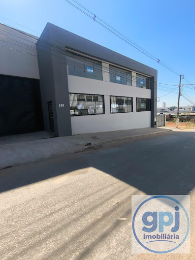 Galpão para Locação em Nova Serrana | 1112m² e 4 Banheiros