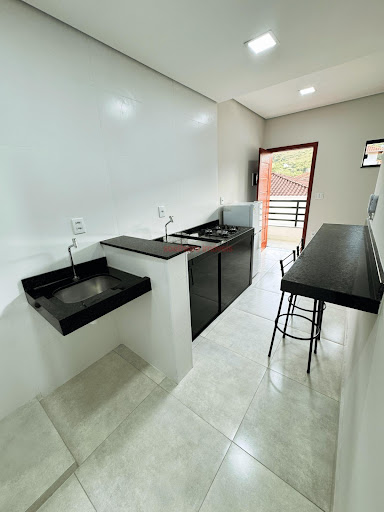 Cozinha a área de serviço 