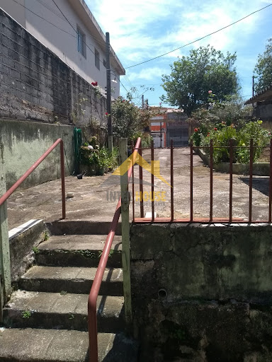 OPORTUNIDADE TERRENO COM 400 METROS QUADRADOS PARA INVESTIDORES, com uma casa de 4 dormitórios. Agende já sua visita!