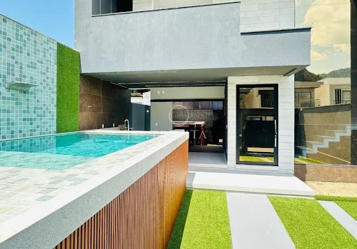 Frente - Piscina quintal