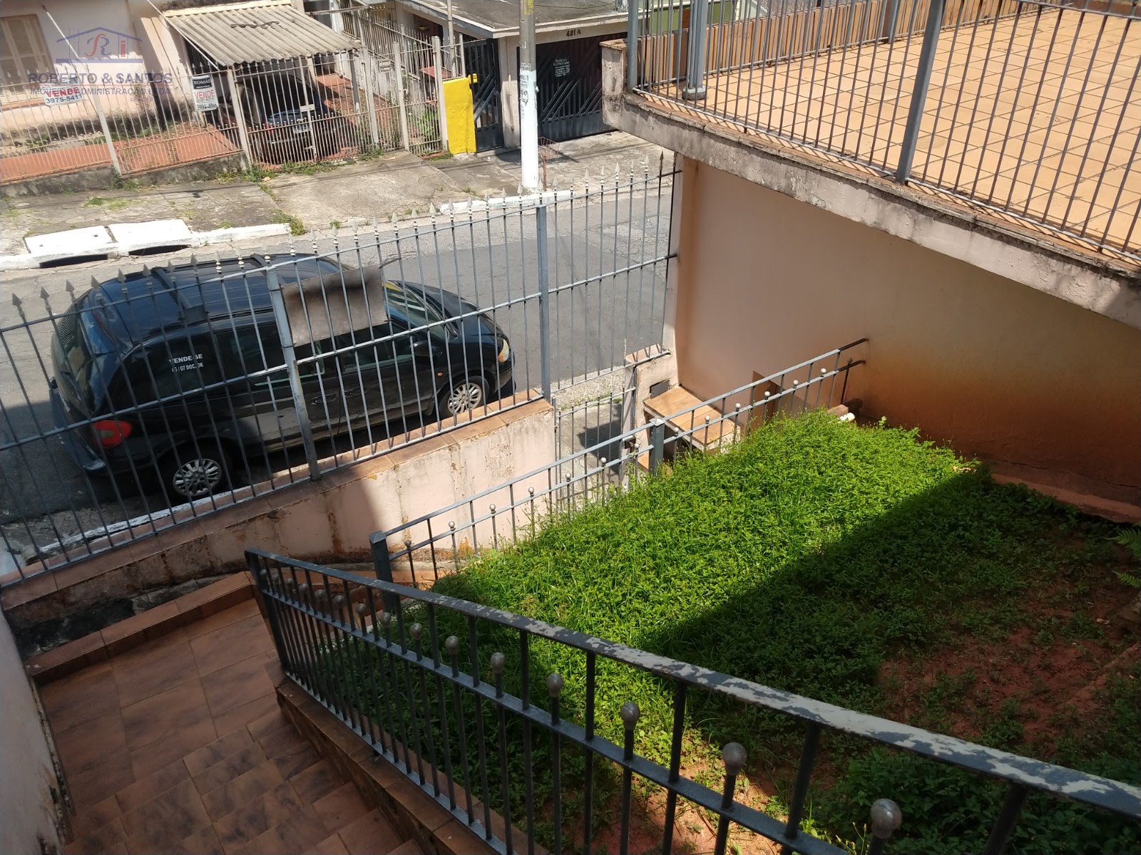 Entrada e jardim