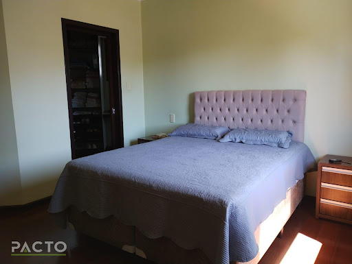  3 dormitórios, 1 suíte, 2 banheiros por R$ 1.550.000. ótima localização, Area centra da cidade