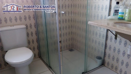 banheiro com box de vidro